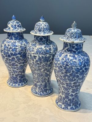 A Chinese blue and white five-piece garniture with floral design, Kangxi — foto 2