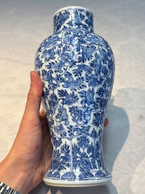 A Chinese blue and white five-piece garniture with floral design, Kangxi — foto 3