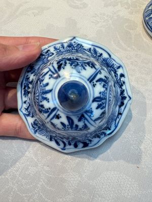 A Chinese blue and white five-piece garniture with floral design, Kangxi — foto 35