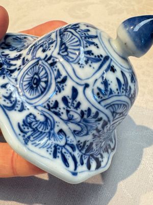 A Chinese blue and white five-piece garniture with floral design, Kangxi — foto 36