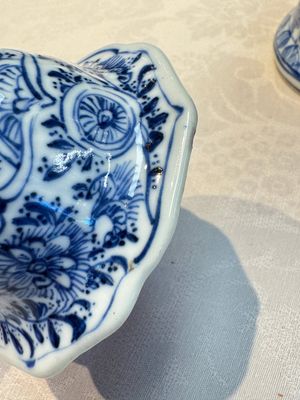 A Chinese blue and white five-piece garniture with floral design, Kangxi — foto 38