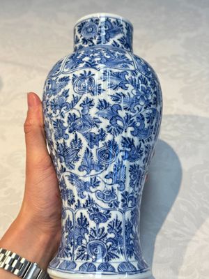 A Chinese blue and white five-piece garniture with floral design, Kangxi — foto 4