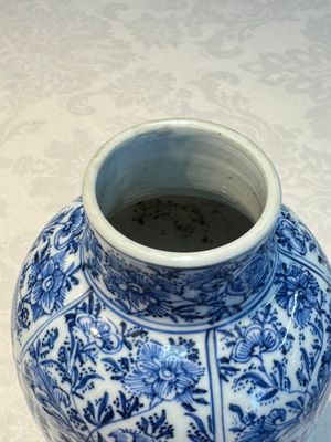 A Chinese blue and white five-piece garniture with floral design, Kangxi — foto 42