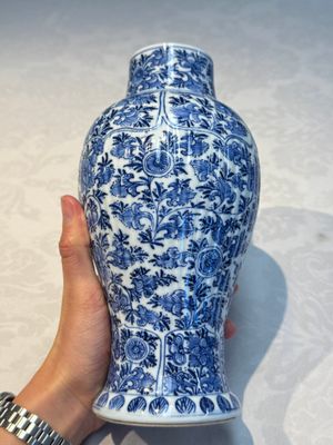 A Chinese blue and white five-piece garniture with floral design, Kangxi — foto 48