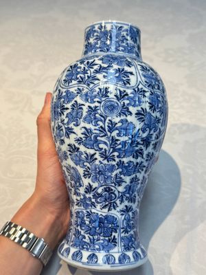 A Chinese blue and white five-piece garniture with floral design, Kangxi — foto 51