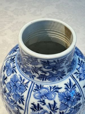 A Chinese blue and white five-piece garniture with floral design, Kangxi — foto 58