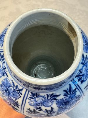 A Chinese blue and white five-piece garniture with floral design, Kangxi — foto 59