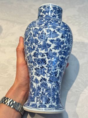 A Chinese blue and white five-piece garniture with floral design, Kangxi — foto 7