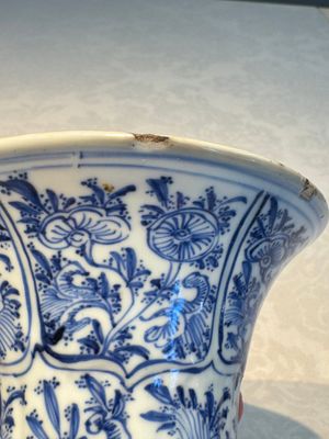 A Chinese blue and white five-piece garniture with floral design, Kangxi — foto 71