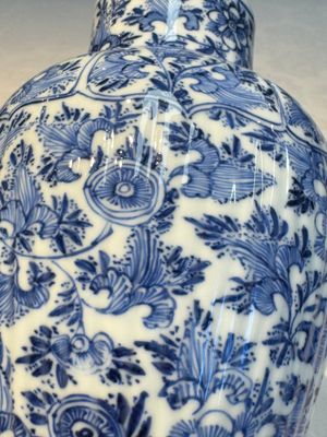 A Chinese blue and white five-piece garniture with floral design, Kangxi — foto 8