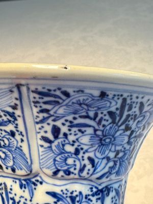 A Chinese blue and white five-piece garniture with floral design, Kangxi — foto 85