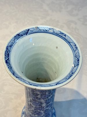A Chinese blue and white five-piece garniture with floral design, Kangxi — foto 86