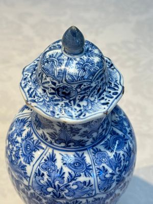 A Chinese blue and white five-piece garniture with floral design, Kangxi — foto 9