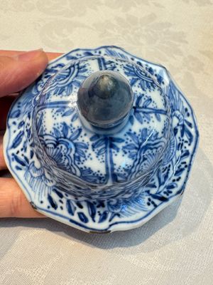 A Chinese blue and white five-piece garniture with floral design, Kangxi — foto 10