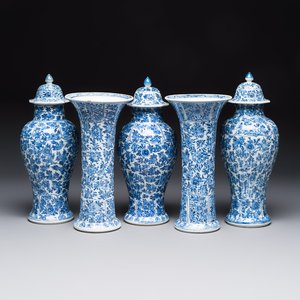 A Chinese blue and white five-piece garniture with floral design, Kangxi — foto 1