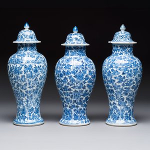 A Chinese blue and white five-piece garniture with floral design, Kangxi — foto 11