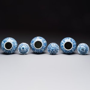 A Chinese blue and white five-piece garniture with floral design, Kangxi — foto 12