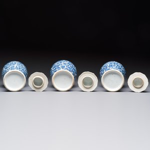 A Chinese blue and white five-piece garniture with floral design, Kangxi — foto 13