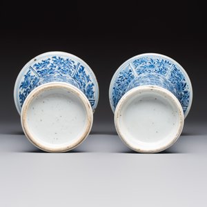 A Chinese blue and white five-piece garniture with floral design, Kangxi — foto 7