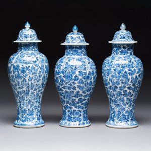 A Chinese blue and white five-piece garniture with floral design, Kangxi — foto 8