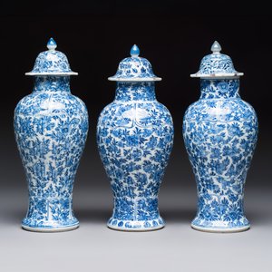 A Chinese blue and white five-piece garniture with floral design, Kangxi — foto 9