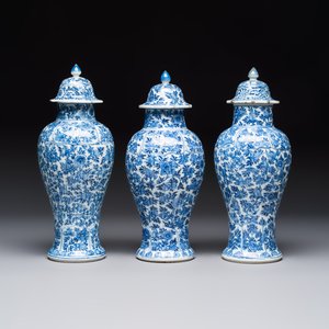 A Chinese blue and white five-piece garniture with floral design, Kangxi — foto 10