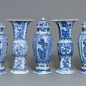 A Chinese blue and white five-piece garniture with floral design, Kangxi — 照片 1