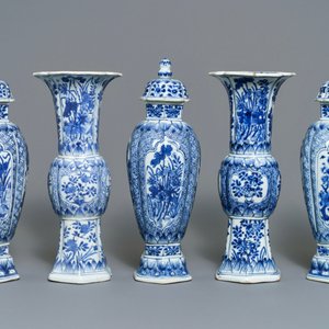 A Chinese blue and white five-piece garniture with floral design, Kangxi — 照片 2
