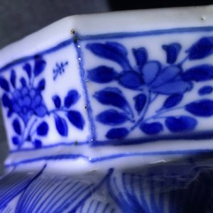 A Chinese blue and white five-piece garniture with floral design, Kangxi — 照片 21