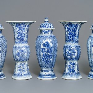A Chinese blue and white five-piece garniture with floral design, Kangxi — 照片 3
