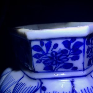 A Chinese blue and white five-piece garniture with floral design, Kangxi — 照片 9