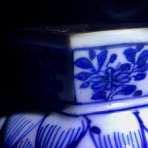A Chinese blue and white five-piece garniture with floral design, Kangxi — 照片 10