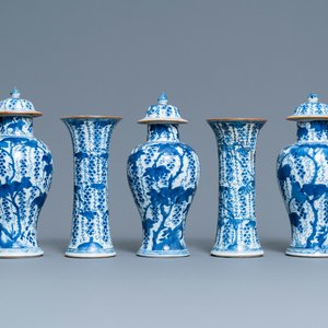 A Chinese blue and white five-piece garniture with grapevines, Kangxi — 照片 1