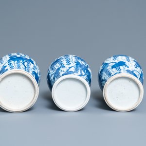 A Chinese blue and white five-piece garniture with grapevines, Kangxi — 照片 6