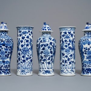 A Chinese blue and white five-piece garniture with peacocks, Kangxi mark, 19th C. — 照片 1