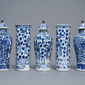 A Chinese blue and white five-piece garniture with peacocks, Kangxi mark, 19th C. — 照片 2