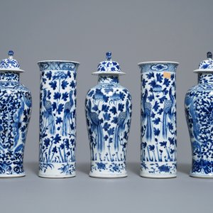 A Chinese blue and white five-piece garniture with peacocks, Kangxi mark, 19th C. — 照片 4