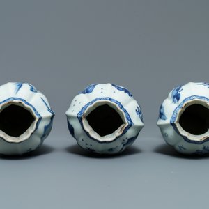 A Chinese blue and white five-piece 'landscape' garniture, Kangxi — 照片 5