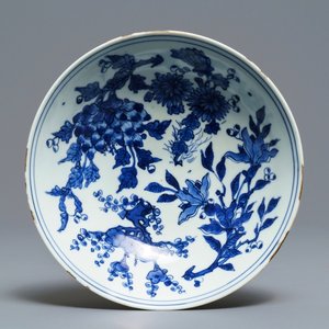 A Chinese blue and white floral bowl, Jiajing mark and of the period — 照片 1