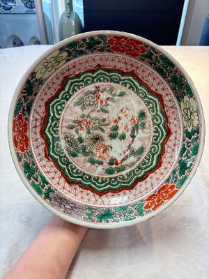 A Chinese blue and white 'floral' dish and a wucai 'floral' dish, Shunzhi/ Kangxi — photo 1