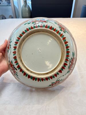 A Chinese blue and white 'floral' dish and a wucai 'floral' dish, Shunzhi/ Kangxi — photo 3