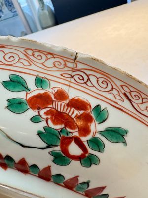 A Chinese blue and white 'floral' dish and a wucai 'floral' dish, Shunzhi/ Kangxi — photo 4