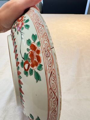 A Chinese blue and white 'floral' dish and a wucai 'floral' dish, Shunzhi/ Kangxi — photo 5