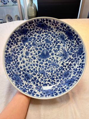 A Chinese blue and white 'floral' dish and a wucai 'floral' dish, Shunzhi/ Kangxi — photo 6