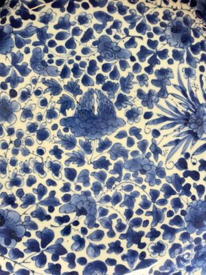 A Chinese blue and white 'floral' dish and a wucai 'floral' dish, Shunzhi/ Kangxi — photo 7