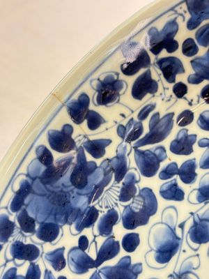 A Chinese blue and white 'floral' dish and a wucai 'floral' dish, Shunzhi/ Kangxi — photo 8