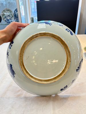 A Chinese blue and white 'floral' dish and a wucai 'floral' dish, Shunzhi/ Kangxi — photo 10