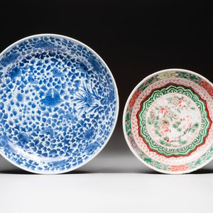 A Chinese blue and white 'floral' dish and a wucai 'floral' dish, Shunzhi/ Kangxi — photo 1
