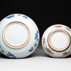 A Chinese blue and white 'floral' dish and a wucai 'floral' dish, Shunzhi/ Kangxi — photo 2