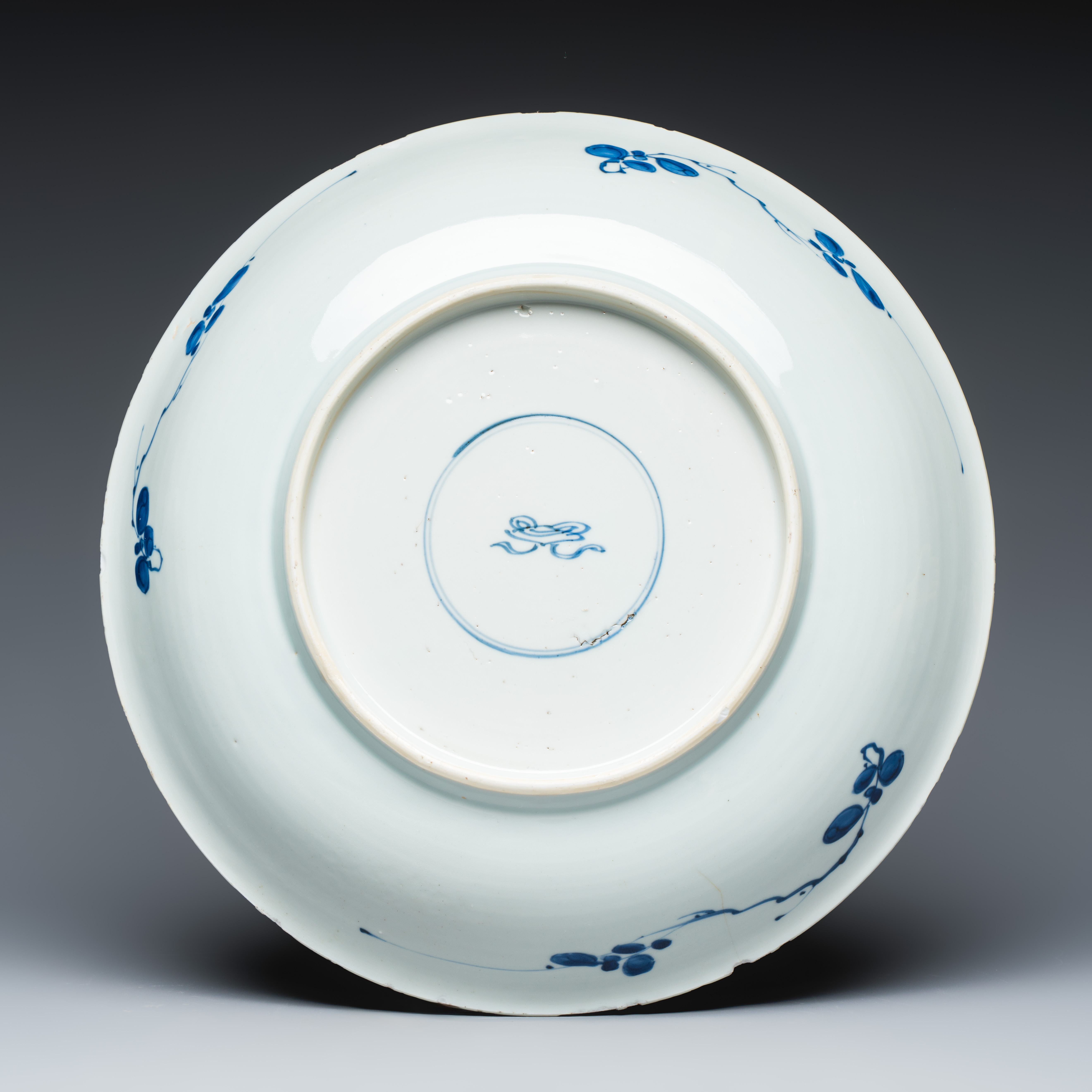 A Chinese blue and white 'Floral' dish — photo 2